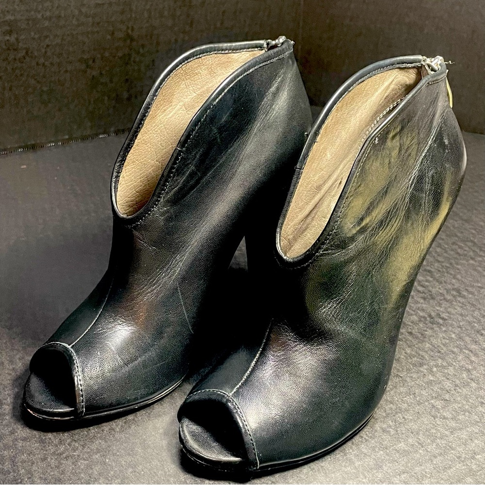 Gorgeous Vince Camuto Butter soft Black Nappa open toe bootie size 5.5M LIKE NEW